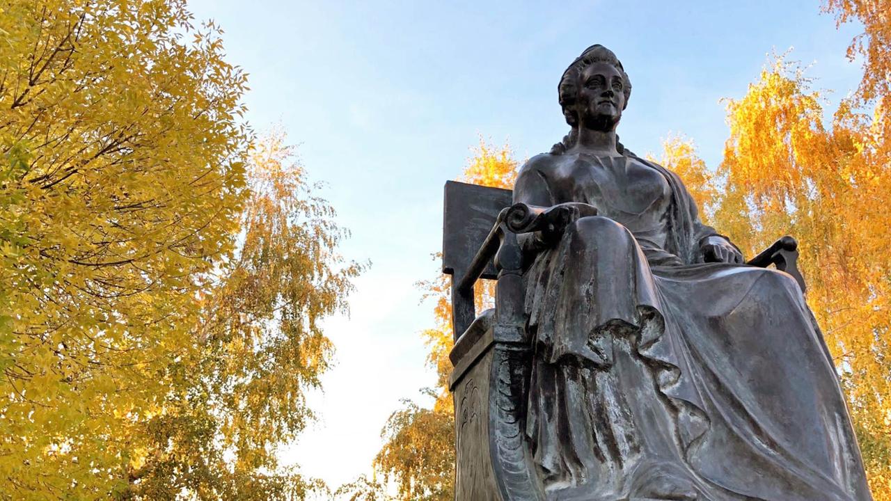 Katharina die Große als große Statue in Marx. Tausende Einwanderer aus Deutschland folgten ihrer Einladung nach Russland und bauten in den 1760er Jahren über hundert Ortschaften an der unteren Wolga auf. 