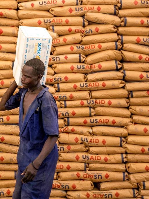 Säcke mit Getreide für die Flüchtlinge in der Flüchtlingssiedlung Omugo im Norden Ugandas