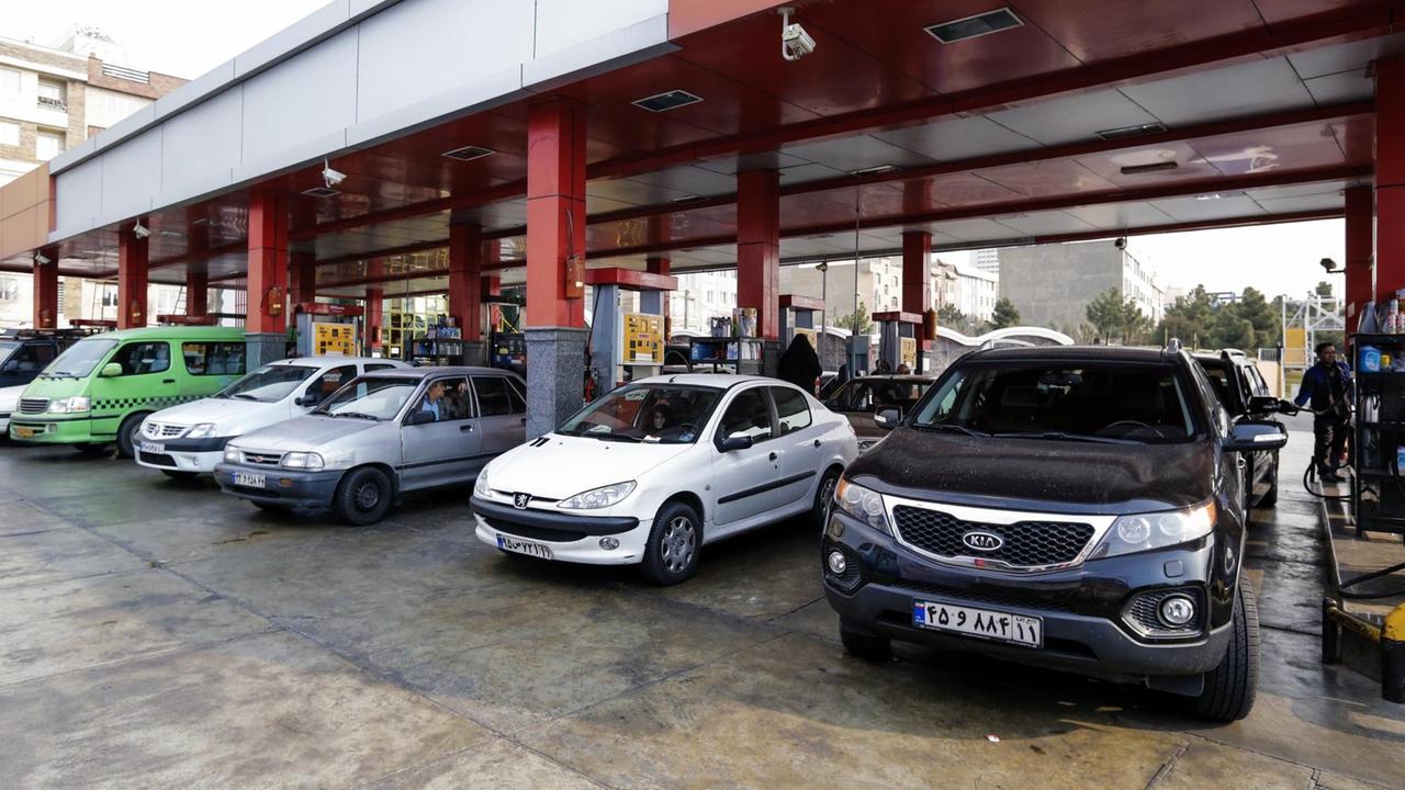 Iranische Autofahrer tanken ihre Fahrzeuge an einer Tankstelle in Teheran