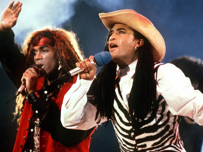 Das Pop-Duo Milli Vanilli mit Fabrice Morvan und Rob Pilatus (r) bei einem Auftritt am 17.11.1989 in einer Musiksendung in Dortmund.