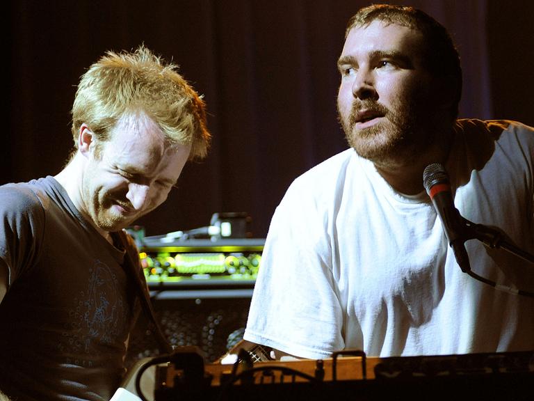 Gitarrist Al Doyle (l) und Sänger Joe Goddard der britischen Band "Hot Chip"