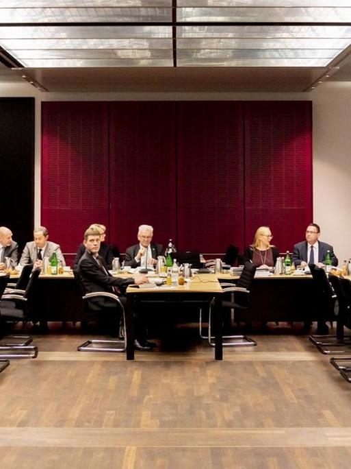 30.01.2019, Berlin: Mitglieder des Vermittlungsausschusses sitzen im Verhandlungsaal. Der Vermittlungsausschuss tagt erstmals im Streit um eine Grundgesetzänderung für mehr Bundesmittel für Schulen.