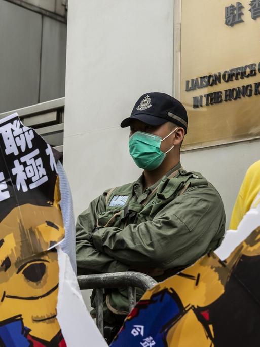 Das Foto zeigt Demokratie-Aktivisten in Hongkong bei Protesten gegen das Sicherheitsgesetz.