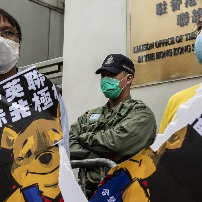 Das Foto zeigt Demokratie-Aktivisten in Hongkong bei Protesten gegen das Sicherheitsgesetz.