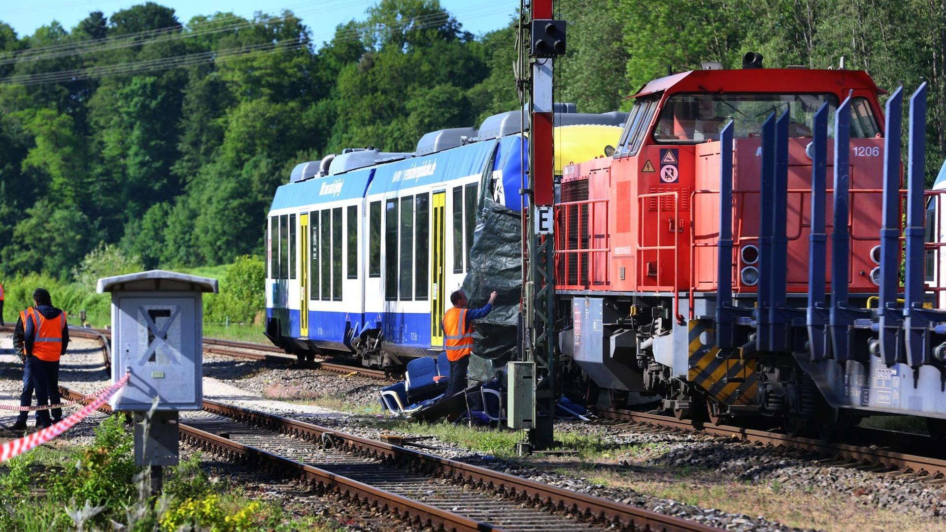 Bahn-Mitarbeiter stehen vor dem Unglücks-Ort