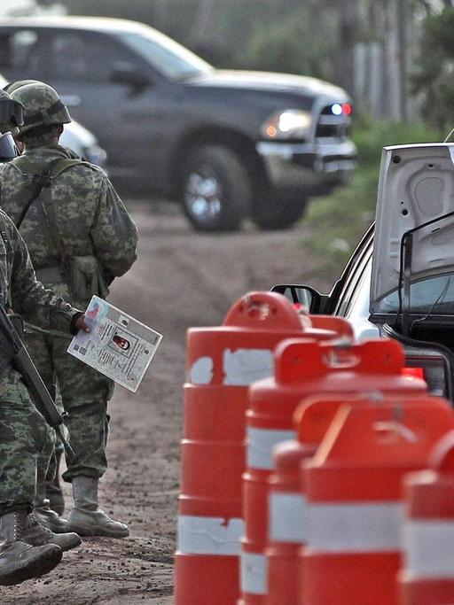 Fahrzeugkontrolle nach dem Gefängnis-Ausbruch des Drogenbosses Joaquin "El Chapo" Guzman