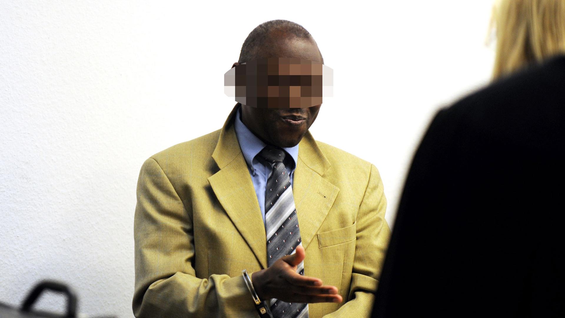 Der mutmaßliche afrikanische Kriegsverbrecher Straton Musoni steht in einem Gerichtssaal im Oberlandesgericht in Stuttgart (2011) .