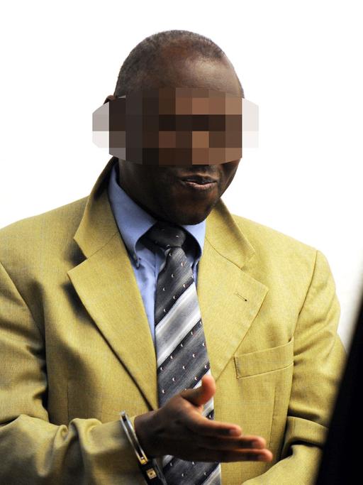 Der mutmaßliche afrikanische Kriegsverbrecher Straton Musoni steht in einem Gerichtssaal im Oberlandesgericht in Stuttgart (2011) .