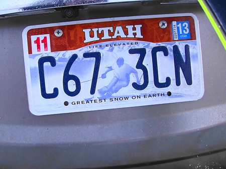 Autokennzeichen in Utah mit Skifahrer im Hintergrund Autokennzeichen in Utah mit Skifahrer im Hintergrund