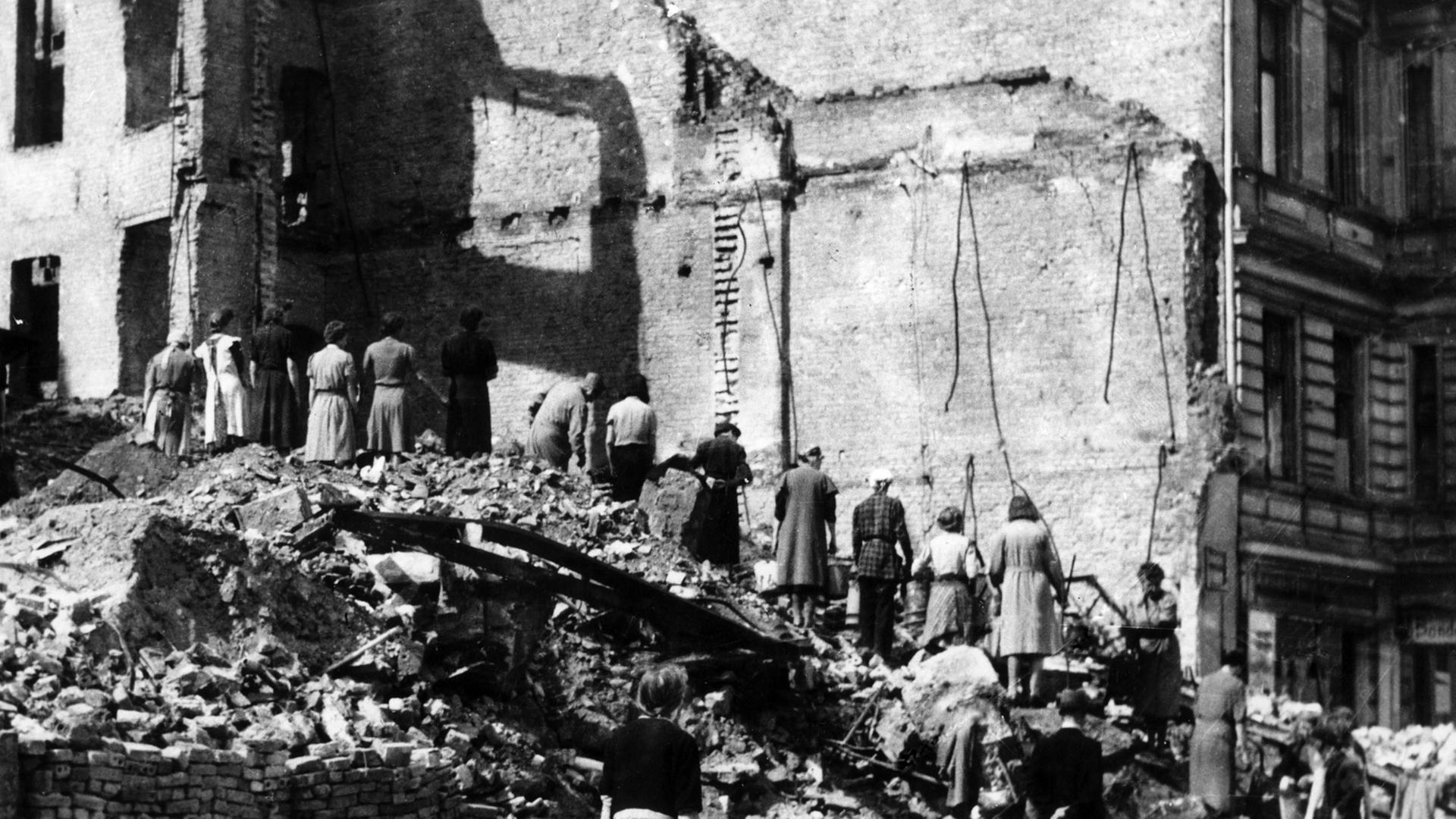 Die sogenannten "Trümmerfrauen" arbeiten im Mai 1945 in Berlin an der Beseitigung der Trümmer von im 2. Weltkrieg zerstörten Häusern.