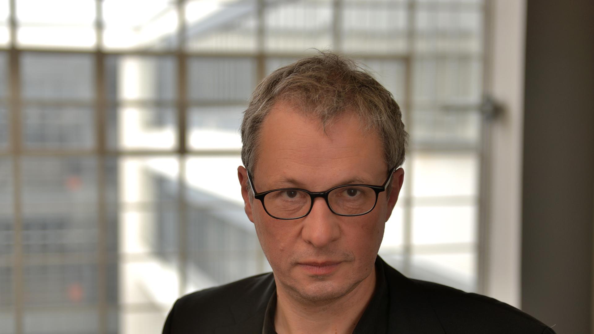 Der Direktor der Stiftung Bauhaus Dessau, Philipp Oswalt, aufgenommen am 27.02.2014 im Bauhaus in Dessau-Roßlau (Sachsen-Anhalt). Oswalt bewirbt sich jetzt für eine weitere Amtszeit. Der Stiftungsrat hatte 2013 eine Neuausschreibung der Stelle beschlossen.