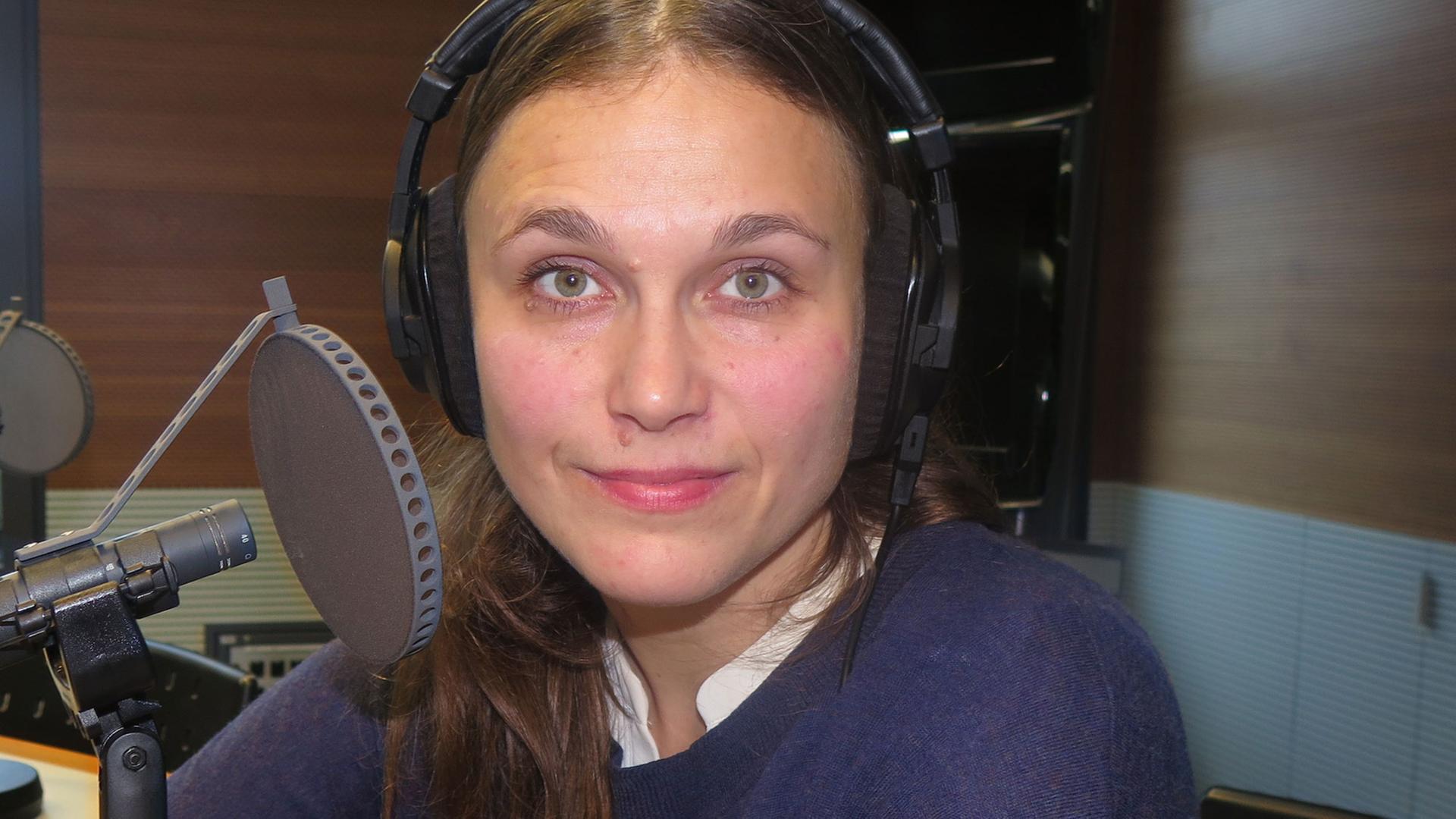 Die Sängerin Lea W. Frey im Studio von Deutschlandradio Kultur Die Sängerin Lea W. Frey im Studio von Deutschlandradio Kultur