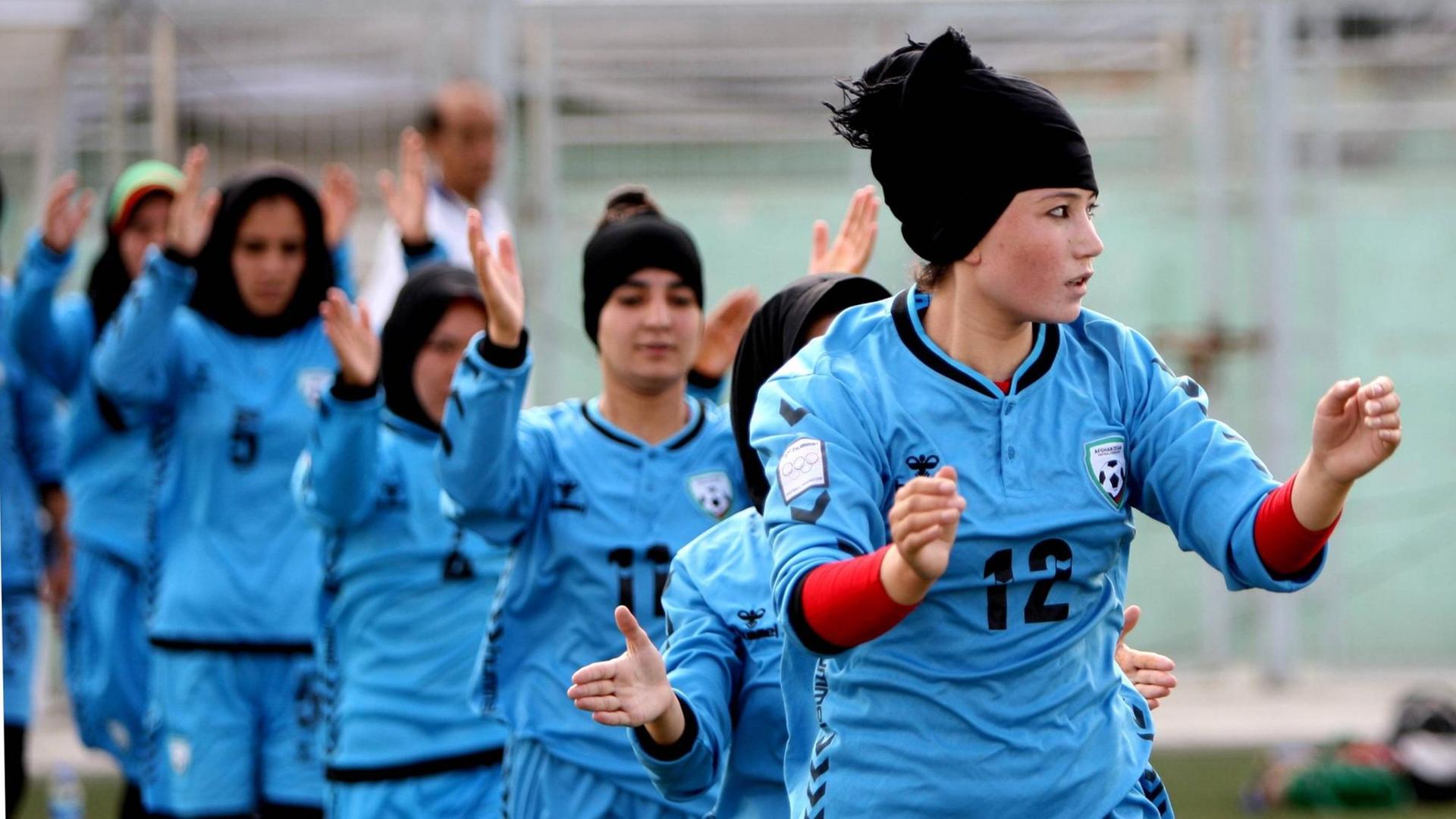 Mitglieder der afghanischen Frauen-Nationalmannschaft bei einem Training in Kabul.
