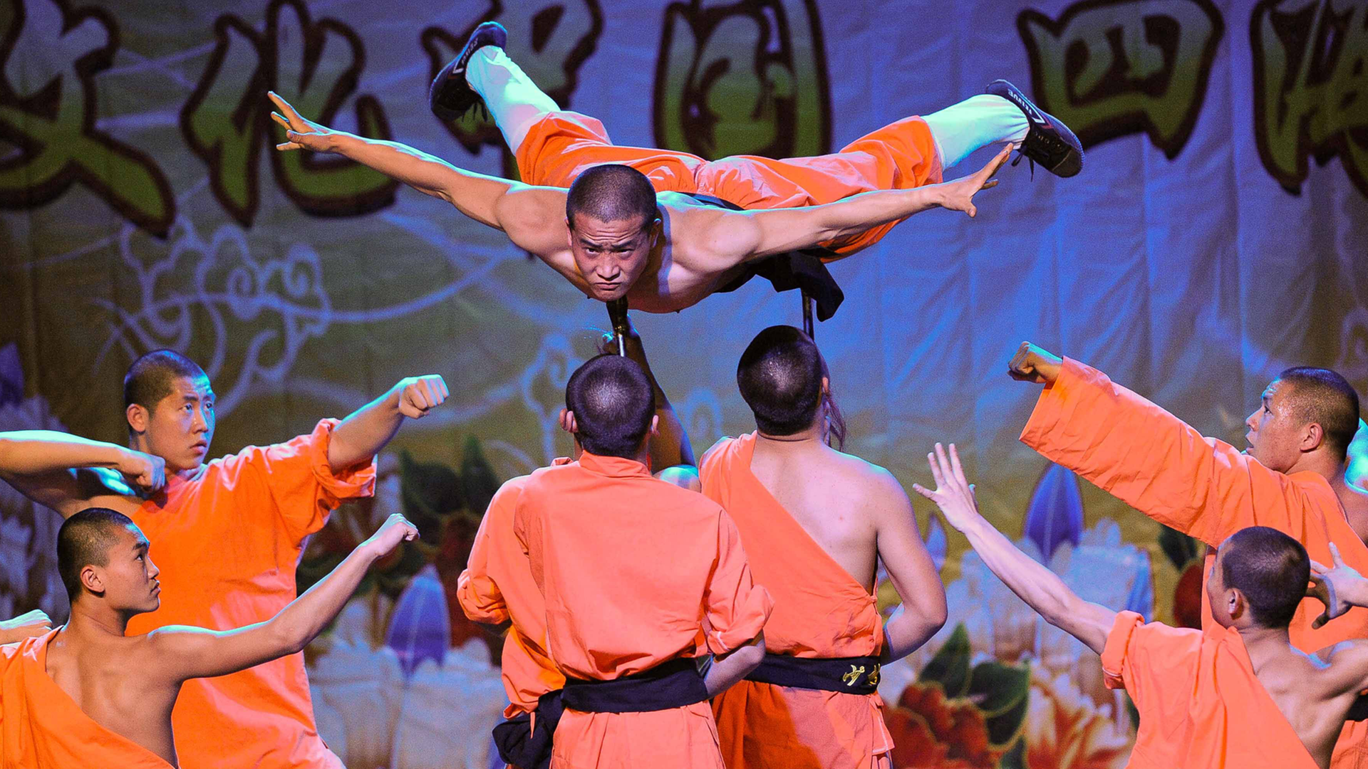 Eine chinesische Gruppe des Training Centers for Warrior Monks of Shaolin Temple tritt in Santiago/Chile auf.