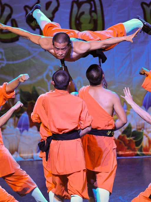Eine chinesische Gruppe des Training Centers for Warrior Monks of Shaolin Temple tritt in Santiago/Chile auf.