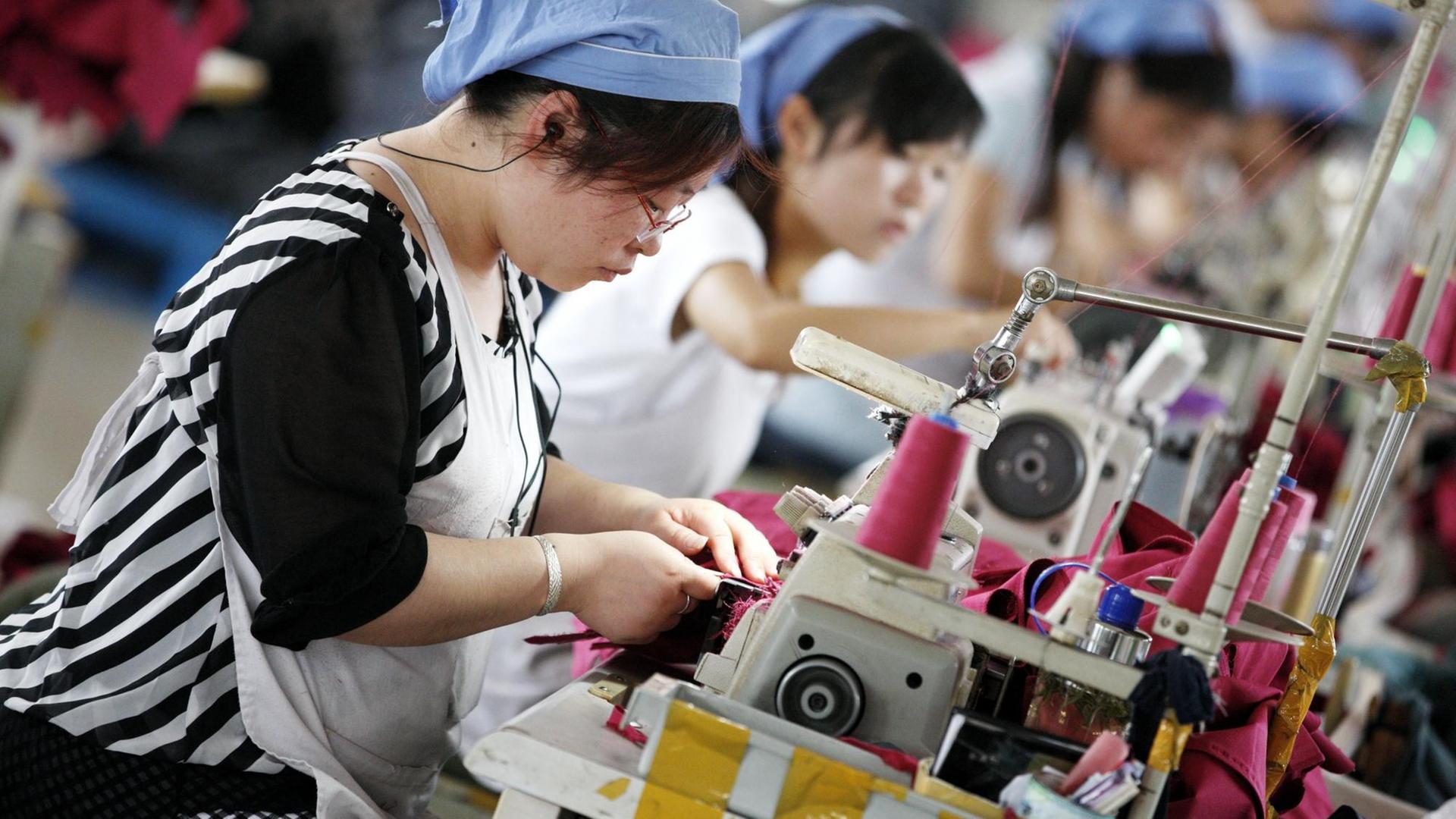 Chinesische Arbeiterinnen in einer Textilfabrik
