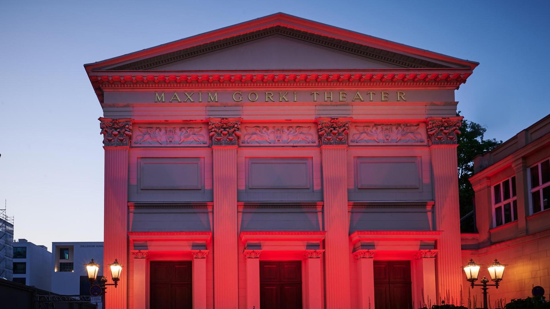 Das Maxim Gorki Theater in Berlin ist im Abendlicht von außen rot angestrahlt.