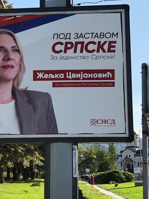 Wahlkampf-Plakat in Banja Luka für die regierende SNSD - die Partei der bosnischen Serben von Milorad Dodik.