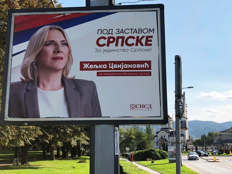 Wahlkampf-Plakat in Banja Luka für die regierende SNSD - die Partei der bosnischen Serben von Milorad Dodik.