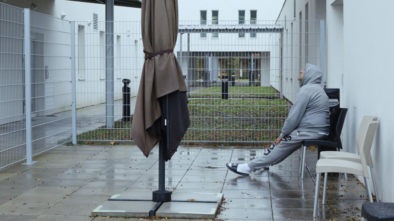 Innenhof eines psychiatrischen Krankenhauses: Szene aus dem Film "12 Tage" von Raymond Depardon
