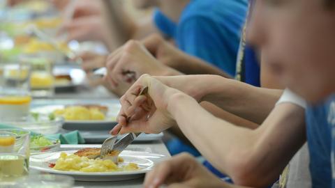 Schüler eines Gymnasiums in Baden-Württemberg beim Mittagessen
