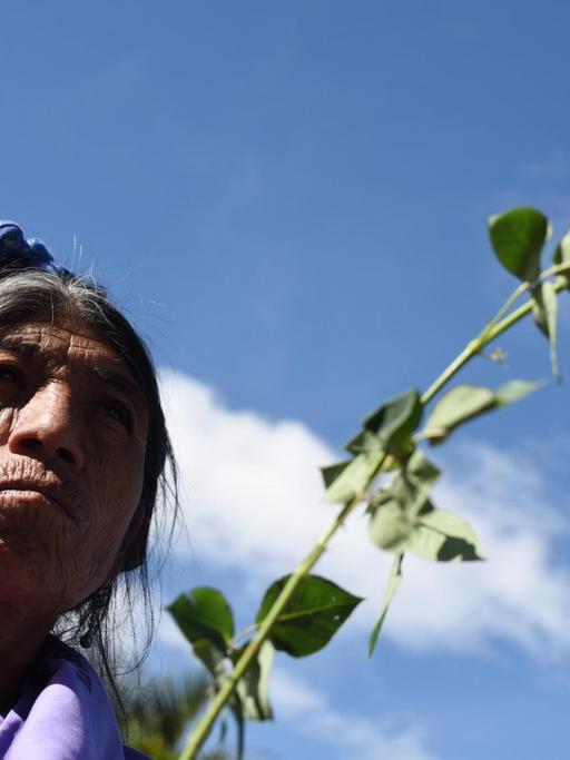 Eine indigene Frau protestiert gegen Gewalt gegen Frauen in Guatemala.