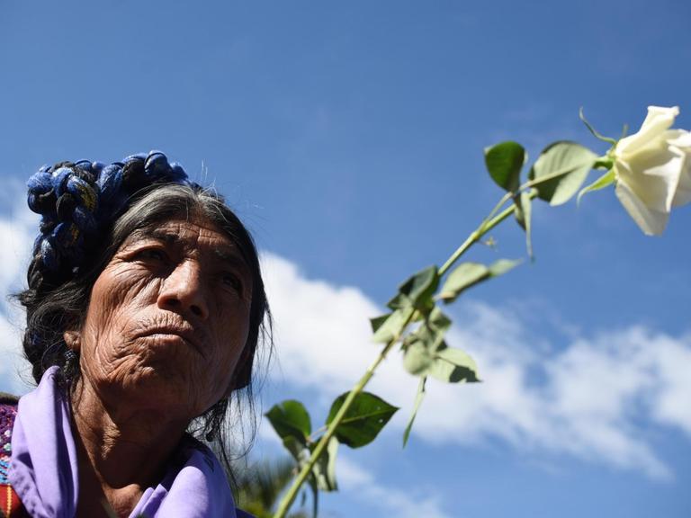 Eine indigene Frau protestiert gegen Gewalt gegen Frauen in Guatemala.