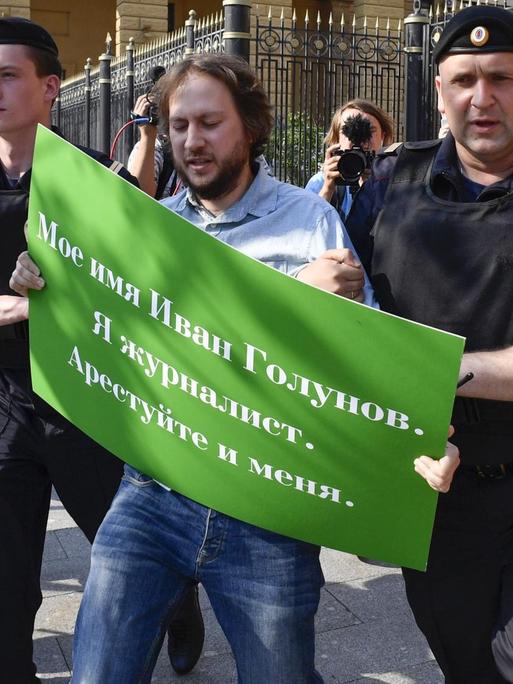 Die russische Polizei geht gegen Menschen vor, die gegen die Festnahme des Journalisten Golunow protestieren.