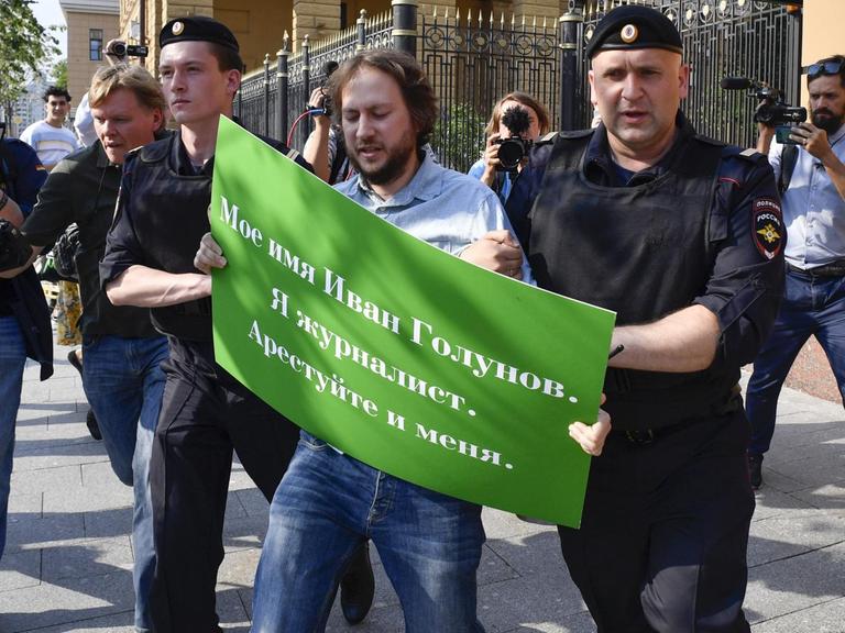 Die russische Polizei geht gegen Menschen vor, die gegen die Festnahme des Journalisten Golunow protestieren.