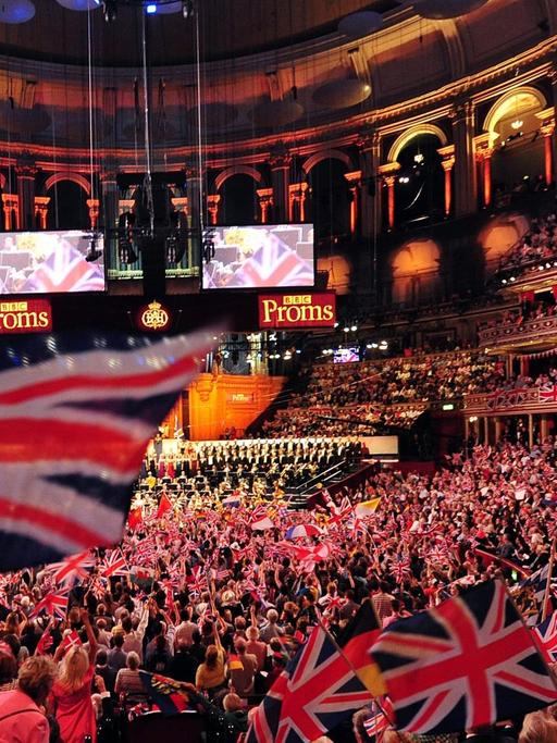 Menschen im Publikum der "Last Night of the Proms" in der Royal Albert Hall in London schwenken britische Flaggen