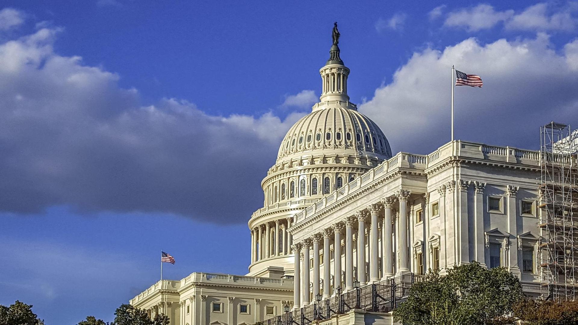 Blick auf das Kapitol in Washington. Das Kapitol ist der Sitz des US-Kongresses (Parlament) mit seinen beiden Kammern. Das Repräsentantenhaus ist im Südflügel (im Bild re.) untergebracht, der Senat im Nordflügel.