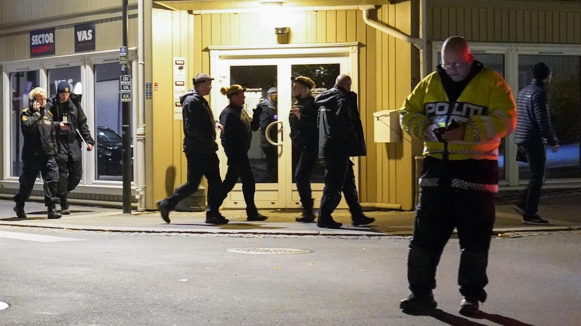 Mehrere Polizisten stehen am Tatort in Kongsberg.