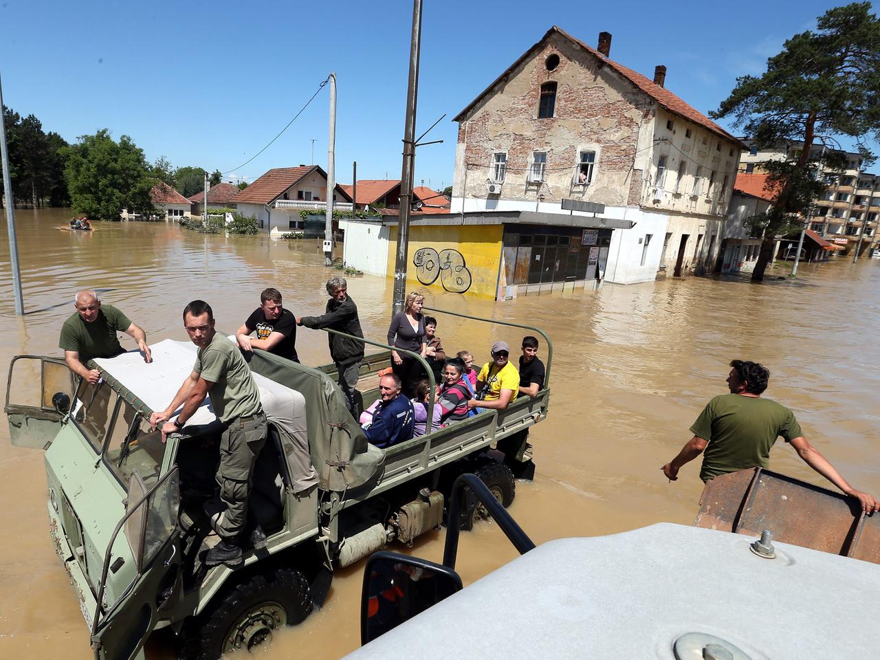 Vom Hochwasser betroffene Menschen in Bosanski Samac in Bosnien, rund 250 Kilometer von Sarajevo entfernt