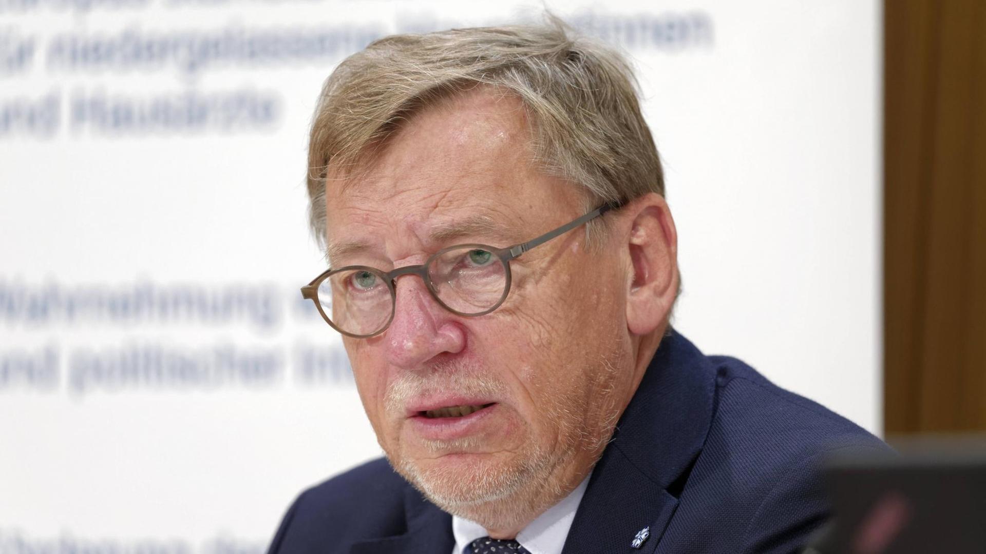 Ulrich Weigeldt 2016-09-23, Berlin, Deutschland - Ulrich Weigeldt, Bundesvorsitzender des Deutschen Hausärzteverbands, anlässlich des 38. Hausärztetags vor der Presse in Berlin. Der Verband fordert einen gesetzlich garantierten Krankenkassen-Bonus für Patienten, die an Verträgen zur hausärztlichen Versorgung teilnehmen. Ulrich Weigeldt 2016 09 23 Berlin Germany Ulrich Weigeldt Federal Chairman the German during the 38 before the Press in Berlin the Association calls a law Health insurance companies Bonus for Patients the to Contracts to Supply participate Ulrich Weigeldt 2016-09-23, Berlin, Deutschland - Ulrich Weigeldt, Bundesvorsitzender des Deutschen Hausärzteverbands, anlässlich des 38. Hausärztetags vor der Presse in Berlin. Der Verband fordert einen gesetzlich garantierten Krankenkassen-Bonus für Patienten, die an Verträgen zur hausärztlichen Versorgung teilnehmen. Ulrich Weigeldt 2016 09 23 Berlin Germany Ulrich Weigeldt Federal Chairman the German during the 38 before the Press in Berlin the Association calls a law Health insurance companies Bonus for Patients the to Contracts to Supply participate