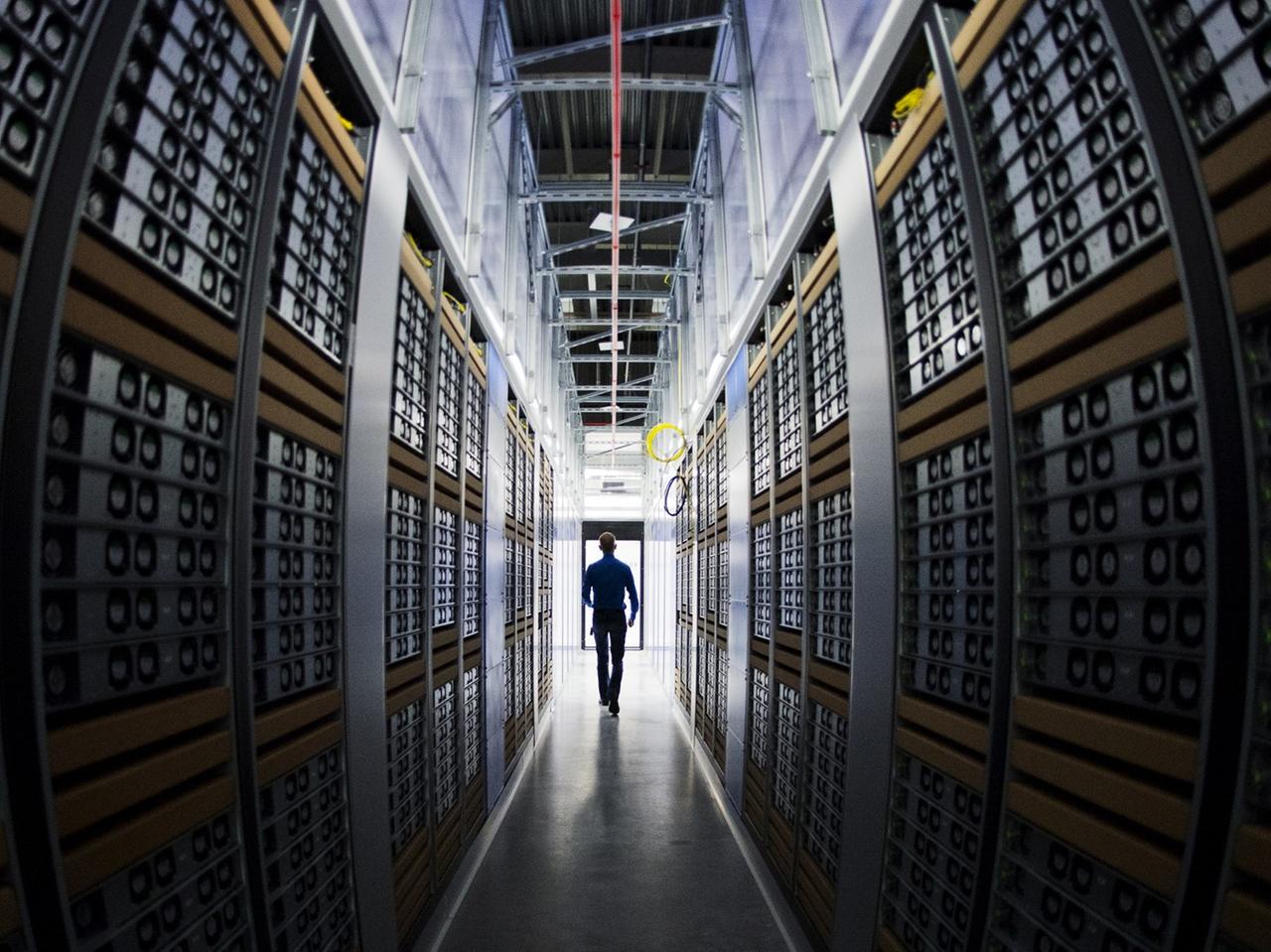 Datenzentrumschef Joel Kjellgren läuft durch die Serverräume im schwedischen Lapland.