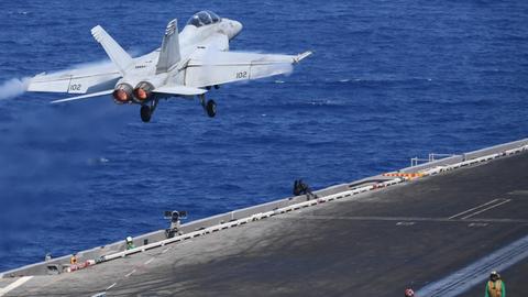 Ein Kampfflugzeug startet vom Deck eines Flugzeugträgers