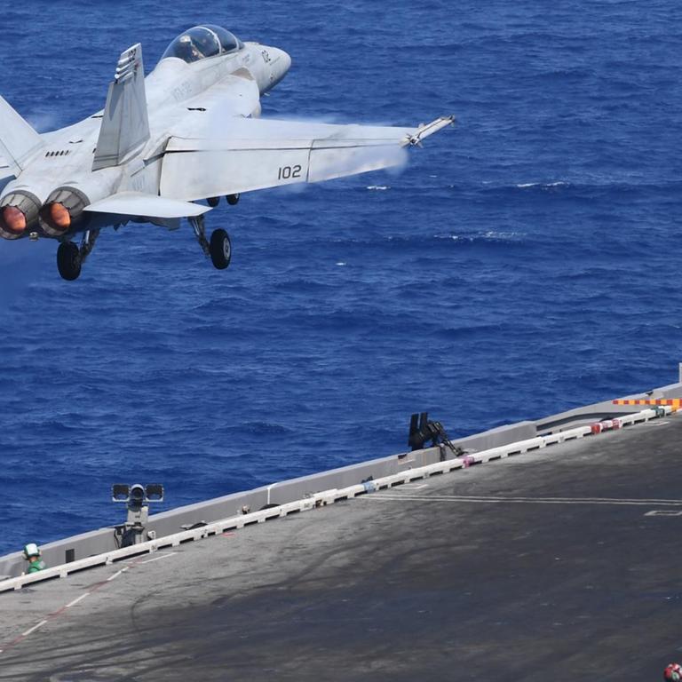 Ein Kampfflugzeug startet vom Deck eines Flugzeugträgers