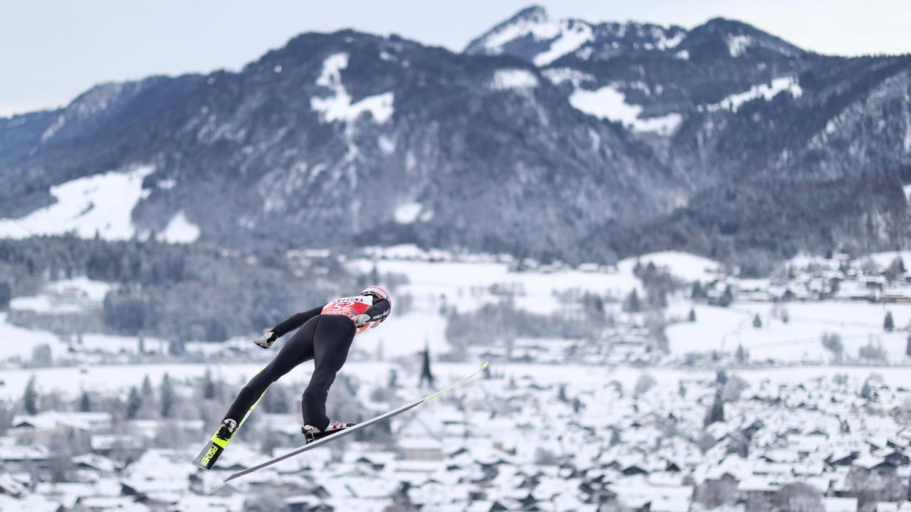 Ski nordisch / Skispringen: Weltcup, Vierschanzentournee, Großschanze, Herren. Karl Geiger aus Deutschland in Aktion beim Probedurchgang.