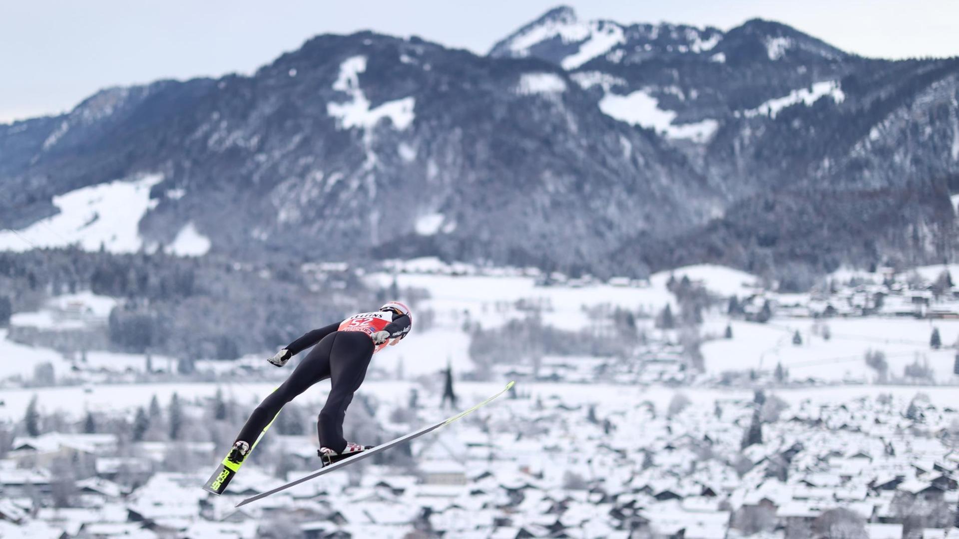Ski nordisch / Skispringen: Weltcup, Vierschanzentournee, Großschanze, Herren. Karl Geiger aus Deutschland in Aktion beim Probedurchgang.