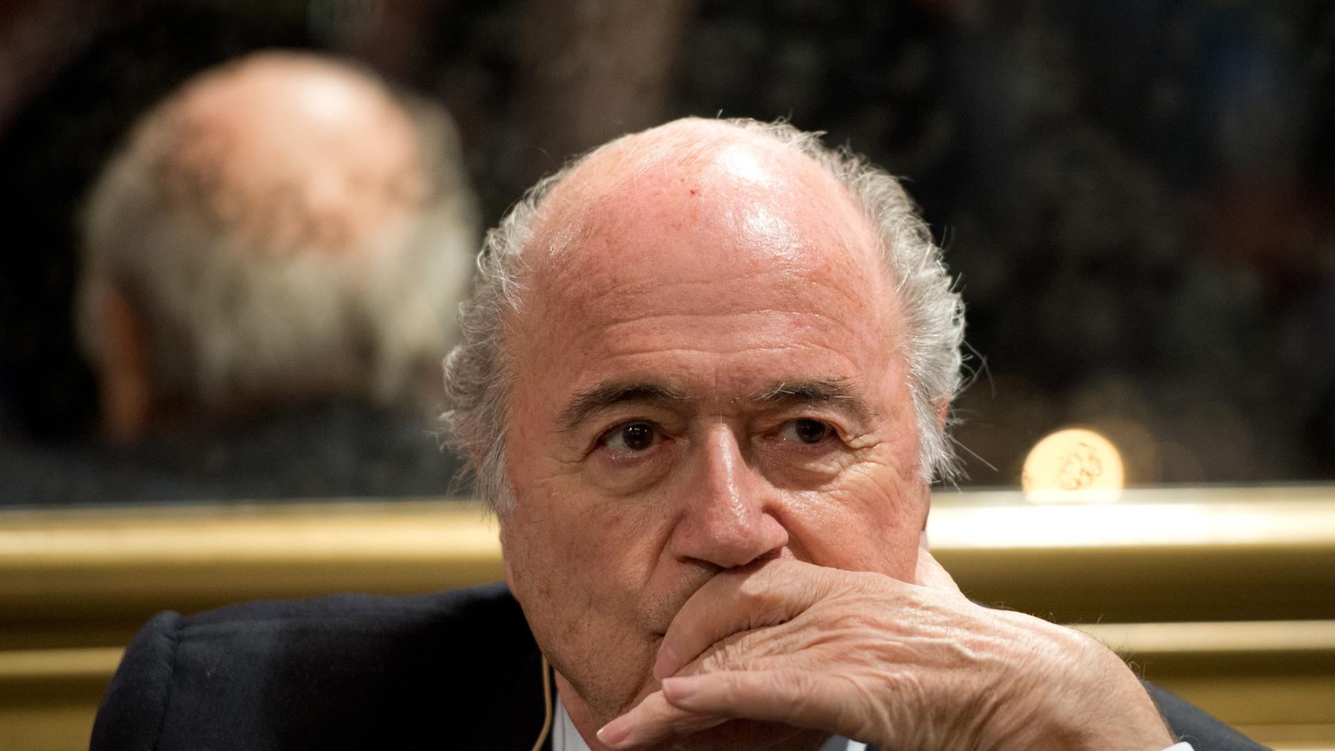 Der Präsident des Weltfußballverbandes FIFA, Sepp Blatter, schaut nachdenklich.