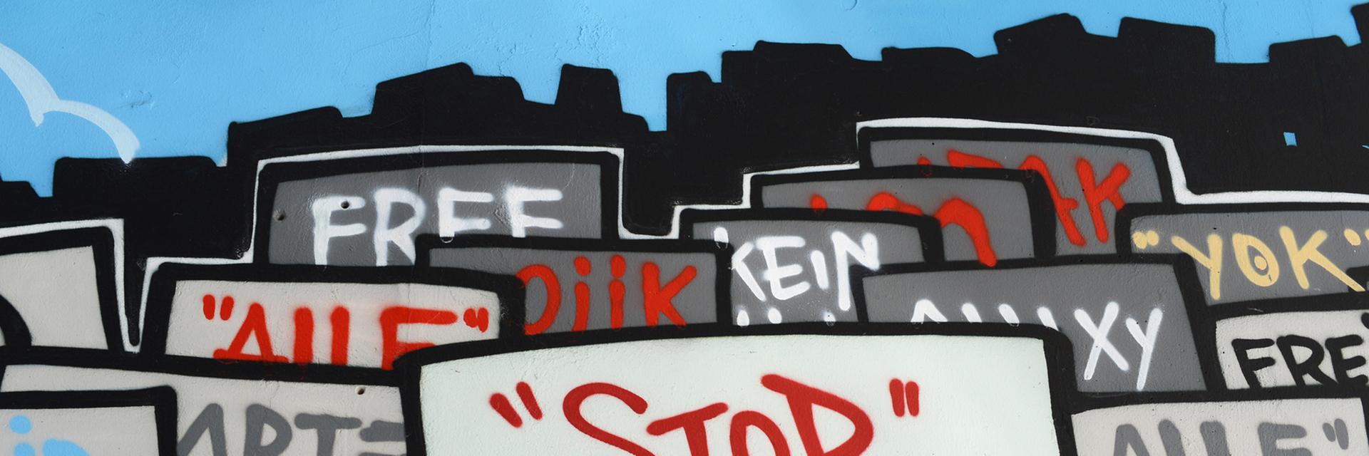 Ein Graffiti "Stop Rassismus" am Kottbusser Tor in Berlin-Kreuzberg