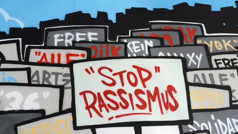 Ein Graffiti "Stop Rassismus" am Kottbusser Tor in Berlin-Kreuzberg