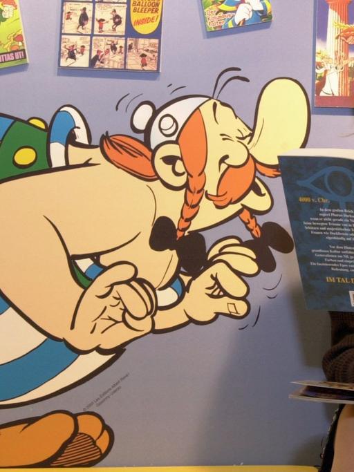 Eine Besucherin der 52. Buchmesse in Frankfurt am Main schmökert am 18.10.2000 am Stand des Stuttgarter Egmont Ehapa Verlags in einem Comic- Band. Jahrelang haftete den "sprechenden Bildern" ein Negativ-Image an: Comics wurden oft als "Kinderkram" abgetan: Asterix und Obelix verprügeln munter die Römer, Onkel Dagobert nimmt ein Bad im Geld, Micky Maus und Superman bestehen ihre Abenteuer. Erstmals ist nun dem Genre der gezeichneten Geschichten ein Themen-Schwerpunkt auf der größten Buchmesse der Welt gewidmet. Veranstalter und Verleger wollen die gezeichneten komischen oder tragischen Figuren mit ihren überwiegend jungen Fans auf der bis zum 23.10. dauernden Messe endgültig salonfähig machen. Zu dem weltgrößten Branchentreff werden rund 300000 Besucher erwartet. Knapp 6900 Aussteller aus 107 Ländern präsentieren ihre Neuerscheinungen.