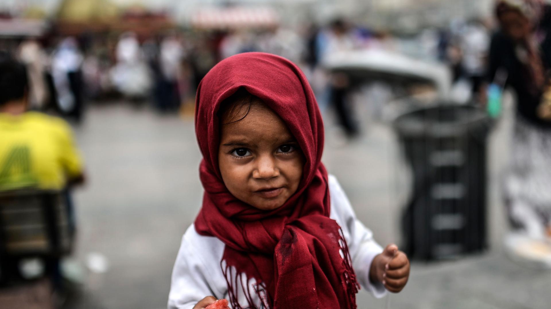 Ein Kind in der türkischen Großstadt Istanbul.