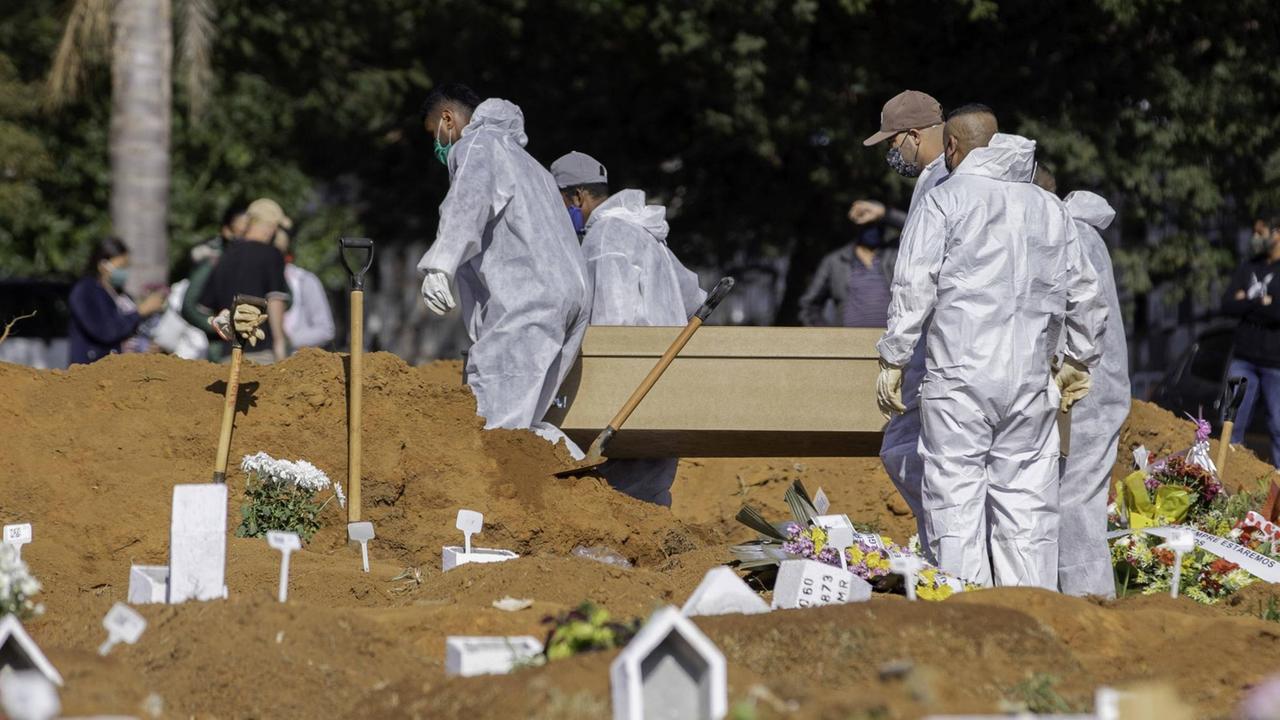 Das Foto zeigt einen Friedhof im Osten von Sao Paulo/Brasilien, wo Massenbegräbnisse wegen der Coronapandemie stattfinden.