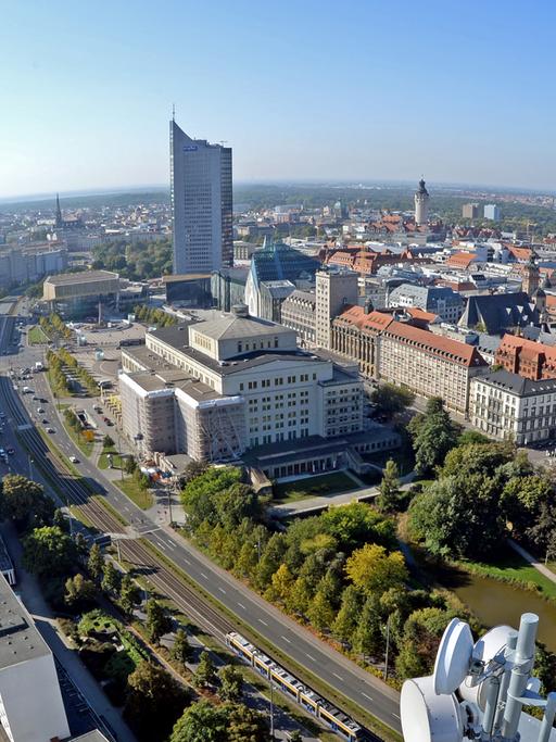 Blick über das Zentrum von Leipzig (Sachsen) am 30.09.2013. Die Messestadt war im Herbst 1989 Zentrum der Bürgerproteste in der DDR. Traditionell am 9. Oktober gedenkt die Stadt der friedlichen Revolution mit einem Lichtfest.