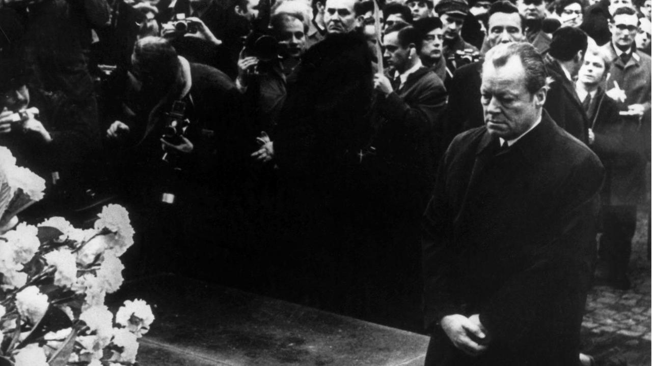 Bundeskanzler Willy Brandt kniet am 07.12.1970 vor dem Mahnmal im einstigen jüdischen Ghetto in Warschau.