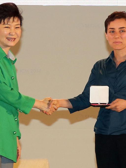 Südkoreas Präsidentin Park Geun-Hye (l.) übergibt die Fields-Medaille auf dem Internationalen Mathematikerkongress 2014 in Seoul an Maryam Mirzakhani, Mathematikerin und Professorin an der Stanford Universität in Kalifornien.