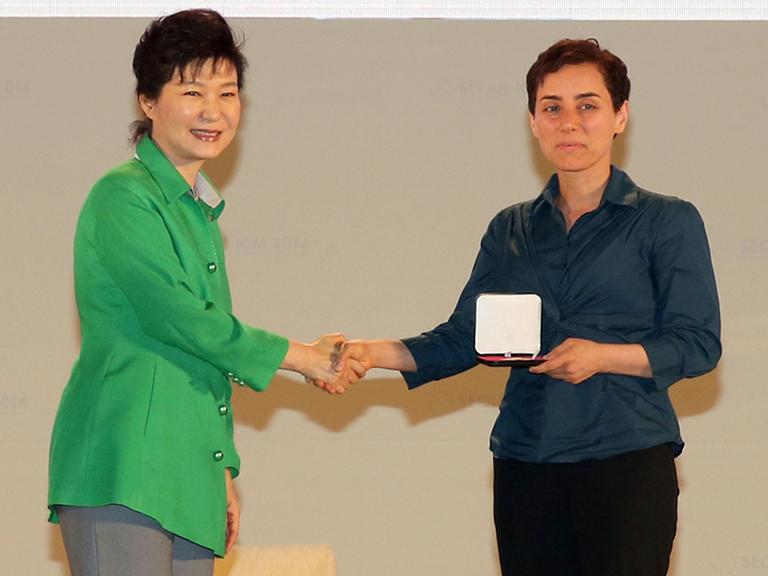 Südkoreas Präsidentin Park Geun-Hye (l.) übergibt die Fields-Medaille auf dem Internationalen Mathematikerkongress 2014 in Seoul an Maryam Mirzakhani, Mathematikerin und Professorin an der Stanford Universität in Kalifornien.