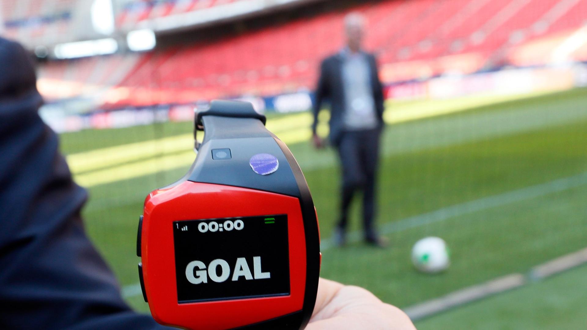 Die Armband-Uhr vom Schieds-Richter zeigt: "Goal" - das heißt Tor. Die Armband-Uhr vom Schieds-Richter zeigt: "Goal" - das heißt Tor.